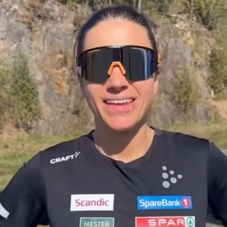 Sci di fondo - Heidi Weng fa le prove per il Cermis: vince la Oslos Bratteste, gara di corsa in salita, con il 4° tempo assoluto