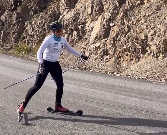 Sci di fondo - L'impresa di Léonie Besson, 3500 metri di dislivello sui prestigiosi colli del Tour de France, ma... con gli skiroll