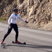 Sci di fondo - L'impresa di Léonie Besson, 3500 metri di dislivello sui prestigiosi colli del Tour de France, ma... con gli skiroll