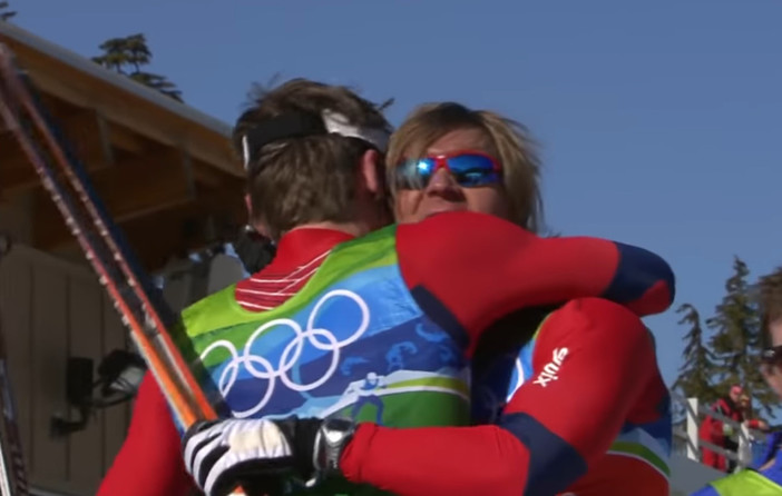 L'abbraccio tra Northug e Pettersen dopo la vittoria olimpica