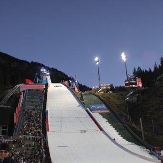 Salto con gli sci - Oberstdorf, il tempo non è dalla parte degli organizzatori: pioggia e temperature miti rallentano la preparazione del trampolino di volo