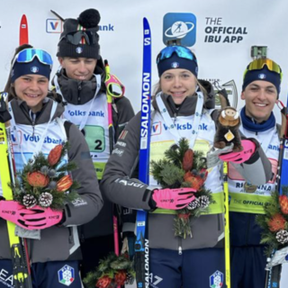 Biathlon - La prima volta di Compagnoni, sul podio con i compagni della staffetta: &quot;Ero veramente emozionato&quot;