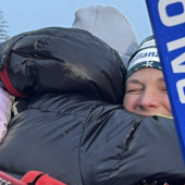 Sci di fondo - Jessie Diggins vince e regala i fiori al suo primo allenatore: &quot;Che bello averlo qui! Raggiungere il mio limite? Dipende tutto dalla testa&quot;