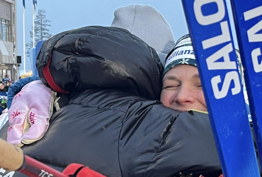 Sci di fondo - Jessie Diggins vince e regala i fiori al suo primo allenatore: &quot;Che bello averlo qui! Raggiungere il mio limite? Dipende tutto dalla testa&quot;