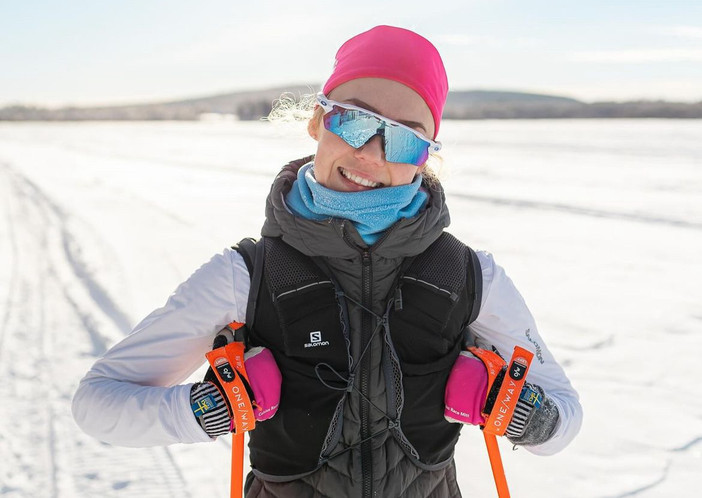 La lezione di coraggio di Ebba Larsson: braccata da una malattia che l'ha quasi paralizzata, ora torna a correre e sognare le piste da fondo