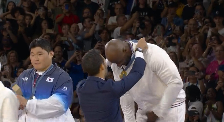 Olimpiadi - Fourcade premia Teddy Riner dopo lo storico oro nel judo: abbraccio tra due leggende sportive francesi