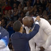 Olimpiadi - Fourcade premia Teddy Riner dopo lo storico oro nel judo: abbraccio tra due leggende sportive francesi