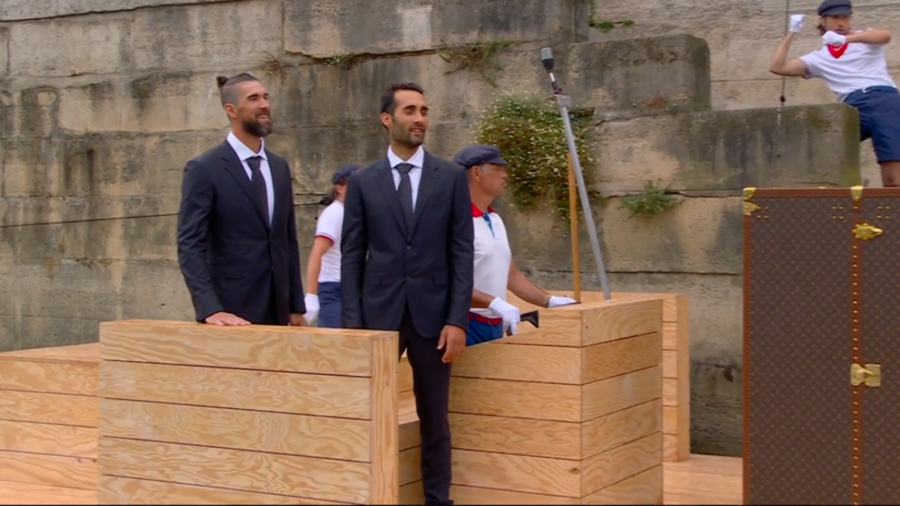 Olimpiadi - Parigi 2024, Martin Fourcade a guardia delle medaglie nella cerimonia di apertura