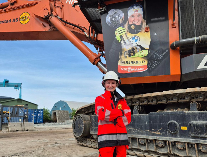 Dal biathlon al cantiere: Marte Olsbu Roeiseland alla guida di un escavatore con il suo nome
